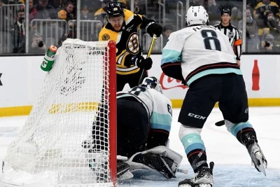 Pastrnak versenkt Kraken für drei Punkte und zieht mit Boston-Legende gleich