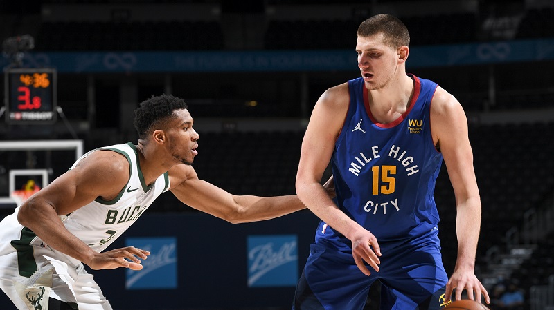 Giannis Antetokounmpo (vlevo) a Nikola Jokić budou hlavní hvězdy EuroBasketu 2022